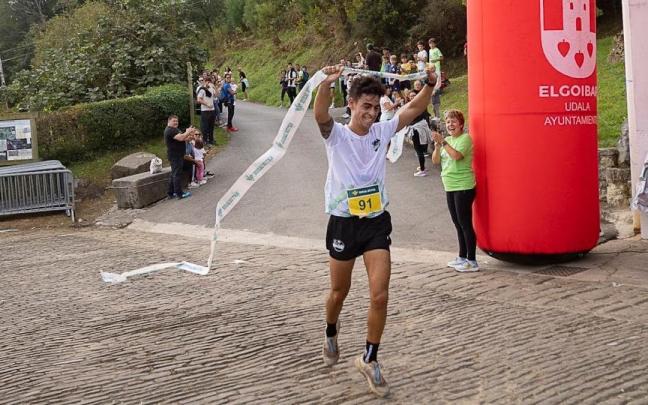 Iker Calvo cruzando la meta como ganador del I Trail de Aiastia-San Miguel.
