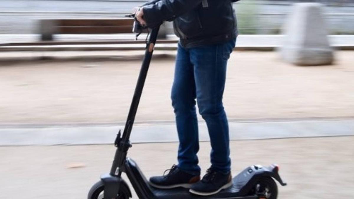 Una persona circula sobre un patinete eléctrico.