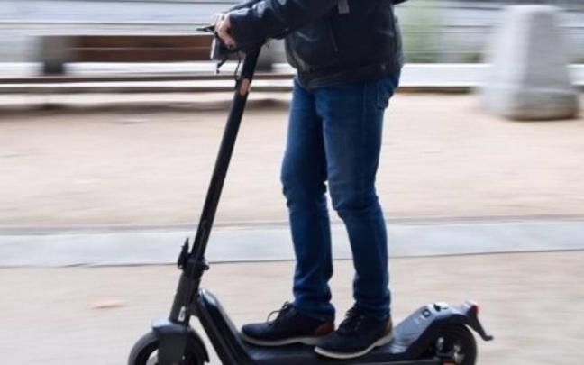 Una persona circula sobre un patinete eléctrico.