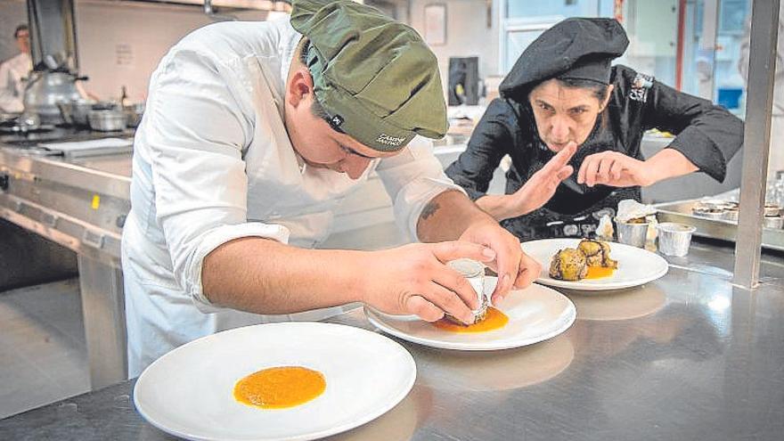 Maestra y alumno en la Escuela de Hostelería Santo Domingo de la Calzada.