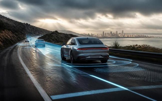 La tecnología en los automóviles ayuda a mejorar la seguridad vial.