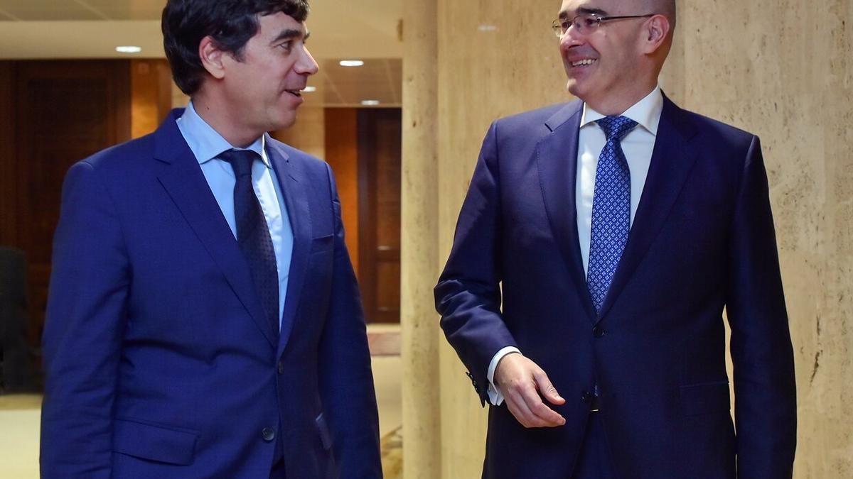 El presidente de Kutxabank, Anton Arriola, junto al futuro consejero delegado, Eduardo Ruiz de Gordejuela.