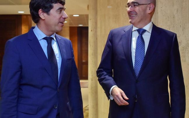 El presidente de Kutxabank, Anton Arriola, junto al futuro consejero delegado, Eduardo Ruiz de Gordejuela.