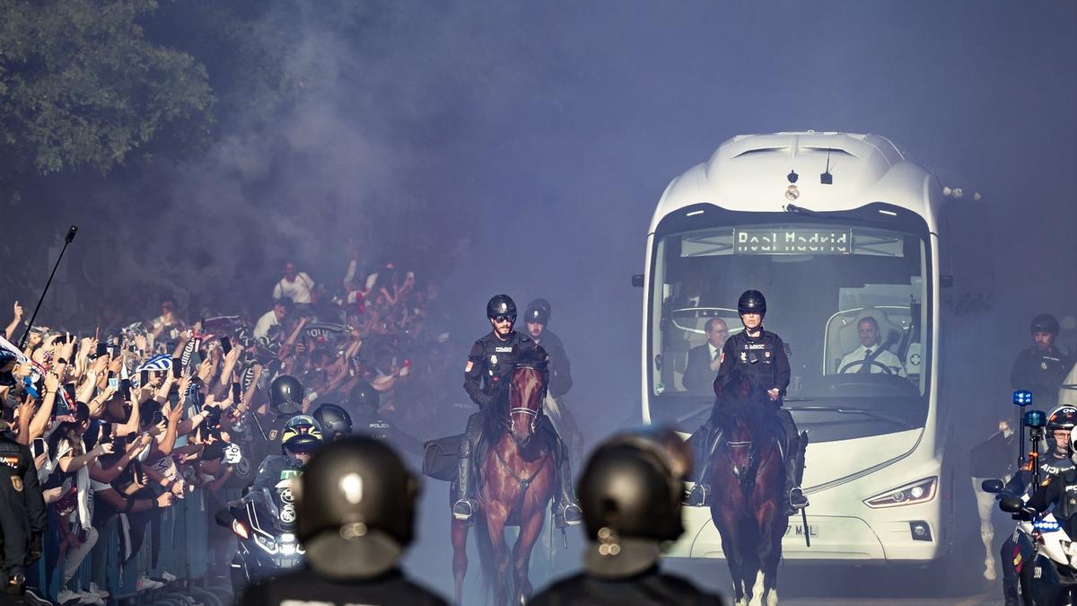Cientos de personas reciben el autobús con los jugadores del Real Madrid, durante la previa del partido de vuelta de semifinales de la Champions League.