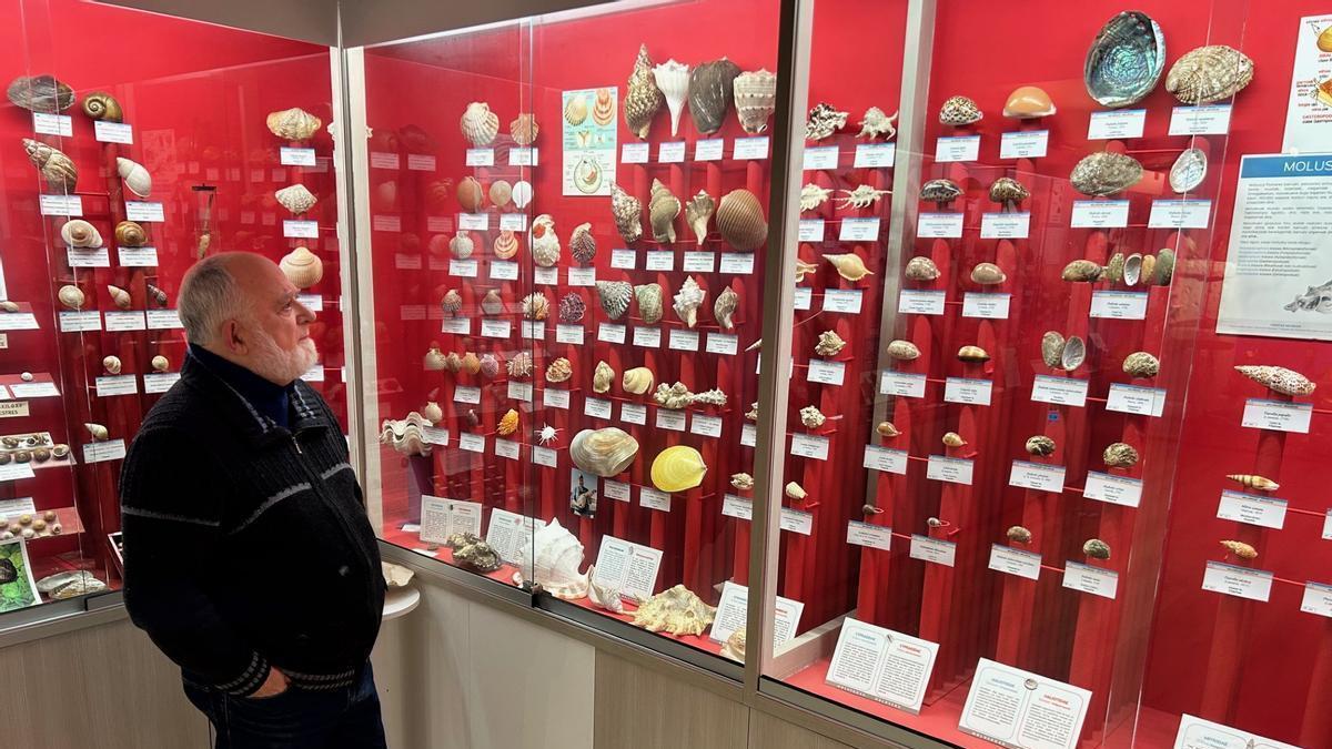 Enrique Huerta en una de las salas del museo