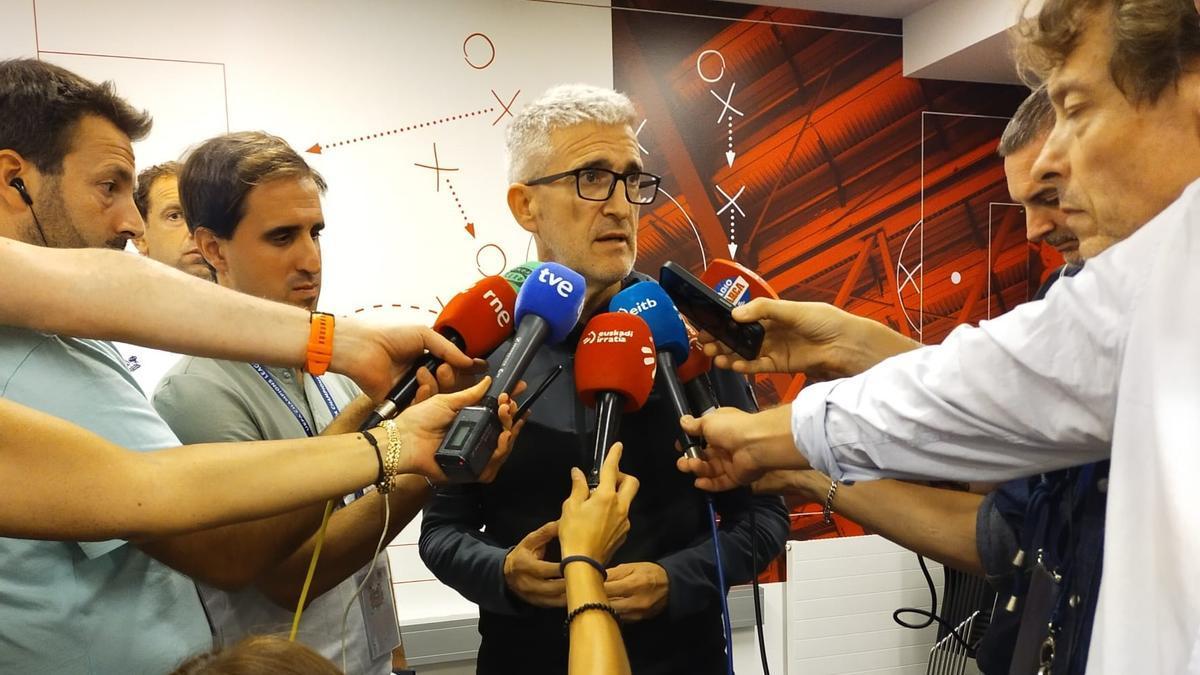 El director de Fútbol de la Real, Roberto Olabe, en Salzburgo. / M.R.