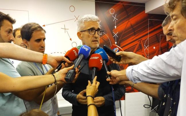 El director de Fútbol de la Real, Roberto Olabe, en Salzburgo. / M.R.