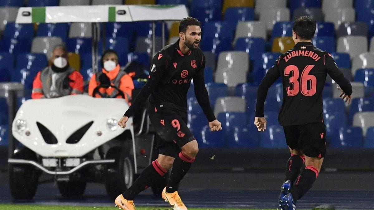 Willian José se dirige a Zubimendi para celebrar el gol que marcó en Nápoles.