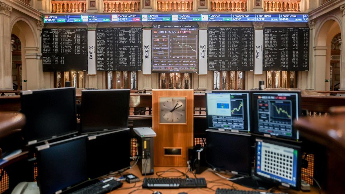 Varios ordenadores y paneles en el Palacio de la Bolsa de Madrid.