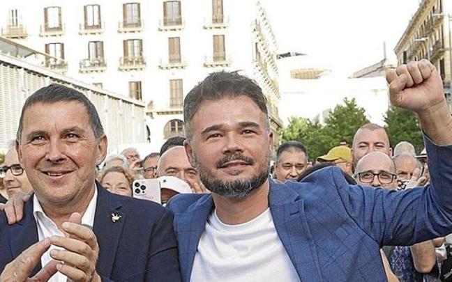 Arnaldo Otegi y Gabriel Rufián, ayer en Barcelona. | FOTO: EFE Arnaldo Otegi y Gabriel Rufián, ayer en Barcelona. | FOTO: EFE