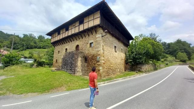 Juan Estebal Olarte junto a la Torre de Aranguren que llegó a ser propiedad de sus antepasados / I.G.U. Juan Estebal Olarte junto a la Torre de Aranguren que llegó a ser propiedad de sus antepasados