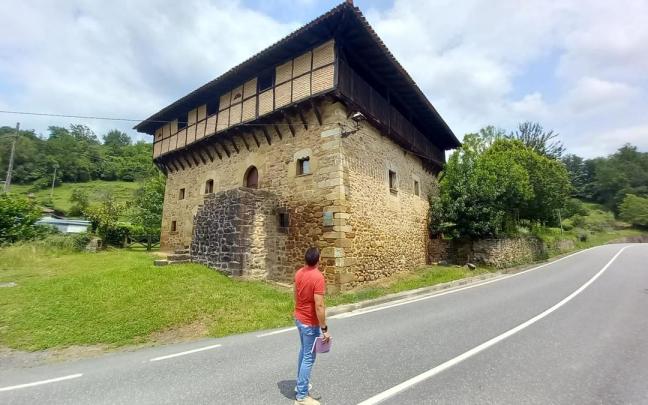Juan Estebal Olarte junto a la Torre de Aranguren que llegó a ser propiedad de sus antepasados