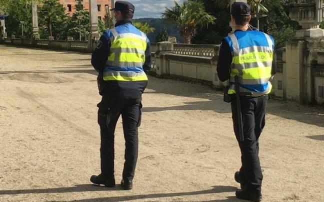 Dos agentes de la Policía Local de Lugo.