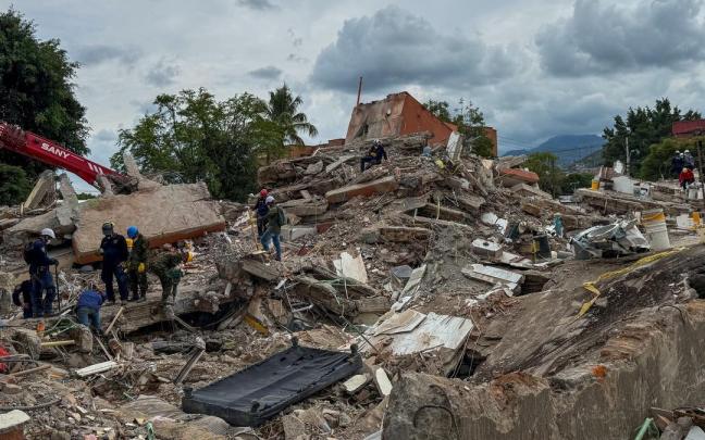 Rescatistas realizan labores de búsqueda en los escombros del edificio Torres del Limonar, en Cali.