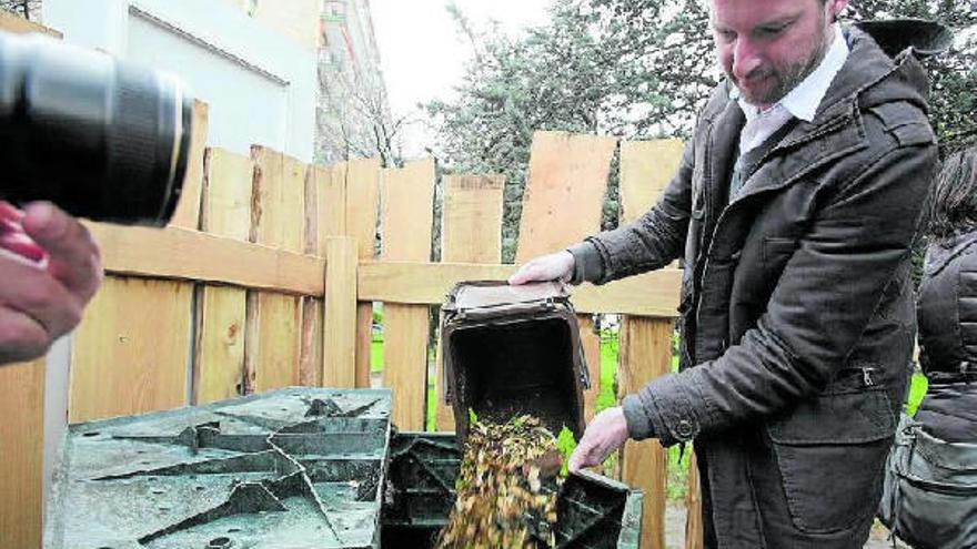 Un hombre deposita residuos orgánicos.