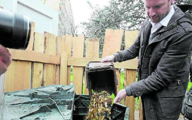 Un hombre deposita residuos orgánicos.