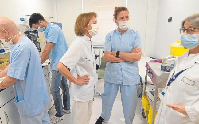 Equipo que realiza el seguimiento de las ETS en el ambulatorio bilbaino de Bombero Etxaniz, con las doctoras Josefina López de Munain (a la izquierda), María Jesús Barberá, a la derecha, y la enfermera Leire Beaskoetxea, en el centro d