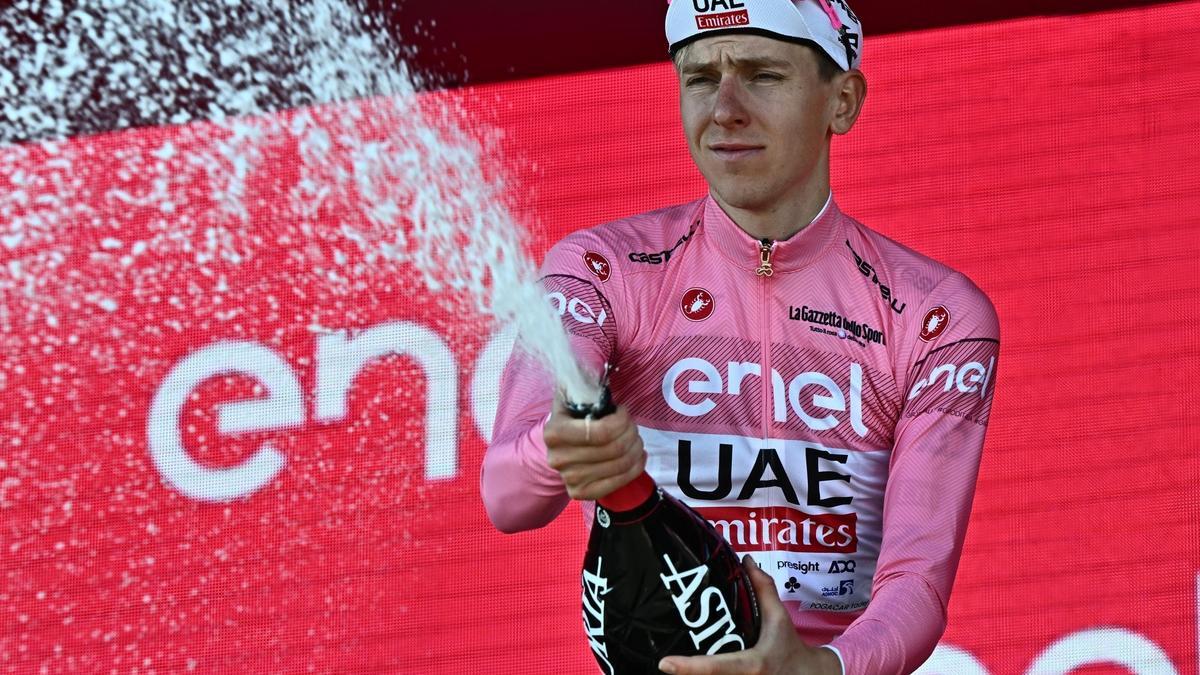 Tadej Pogacar, en el podio, líder pletórico del Giro.