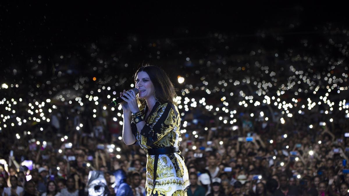 Laura Pausini durante un concierto en Cuba