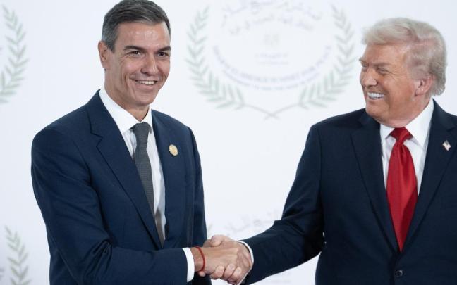 Saludo entre Pedro Sánchez y Donald Trump durante la ceremonia de la firma del acuerdo de paz para Gaza