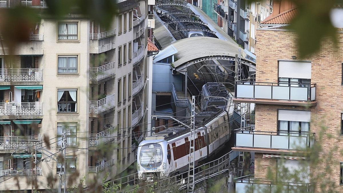 Vía libre para la demolición del viaducto que ha marcado la vida de cientos de vecinos en Pasai Antxo desde 1912 / Javi Colmenero