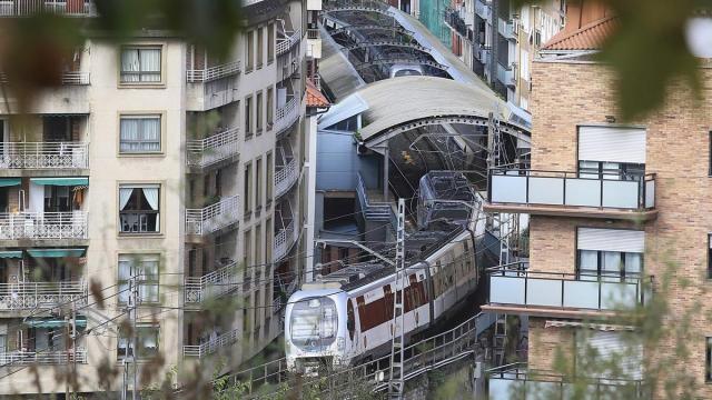 Vía libre para la demolición del viaducto que ha marcado la vida de cientos de vecinos en Pasai Antxo desde 1912 / Javi Colmenero
