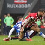 Iñigo Martínez pelea un balón con Zubimendi en el derbi ante la Real.