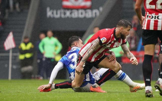 Iñigo Martínez pelea un balón con Zubimendi en el derbi ante la Real.