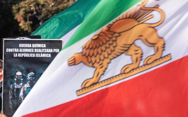 Protesta contra la ola de envenenamientos a niñas en colegios iraníes.