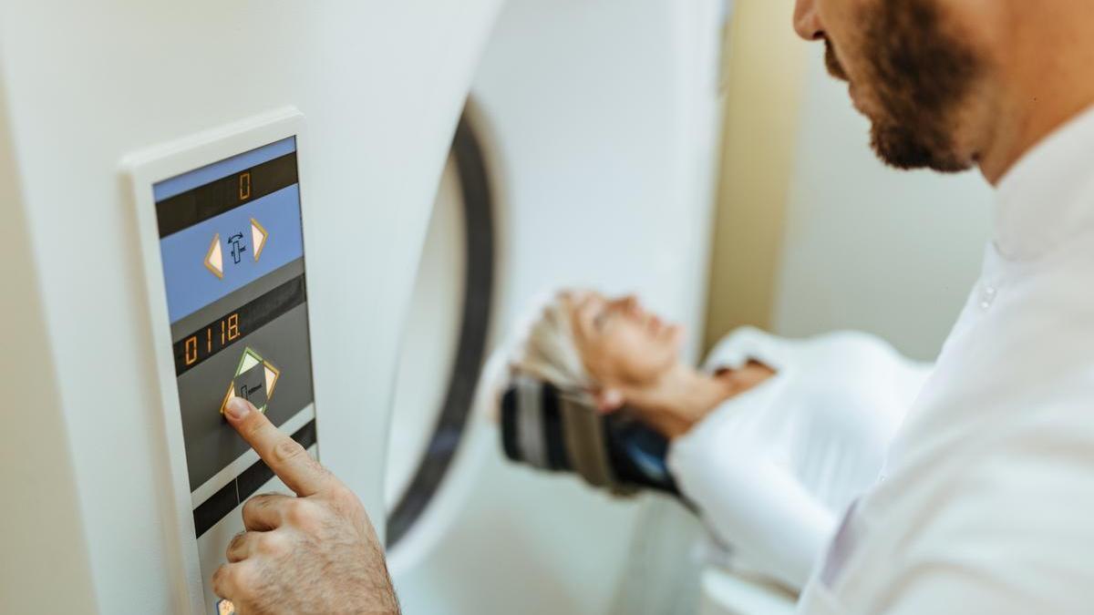 Una mujer se somete a una resonancia magnética.