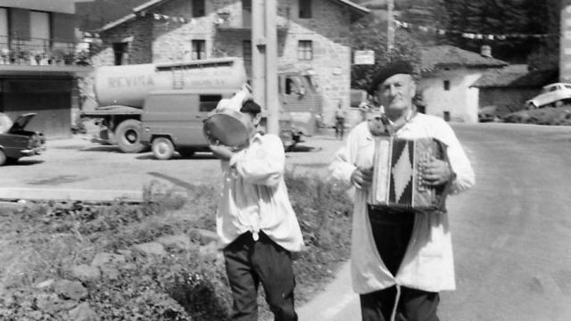 Salbador Ugarte en una imagen animando las fiestas de Baranbio