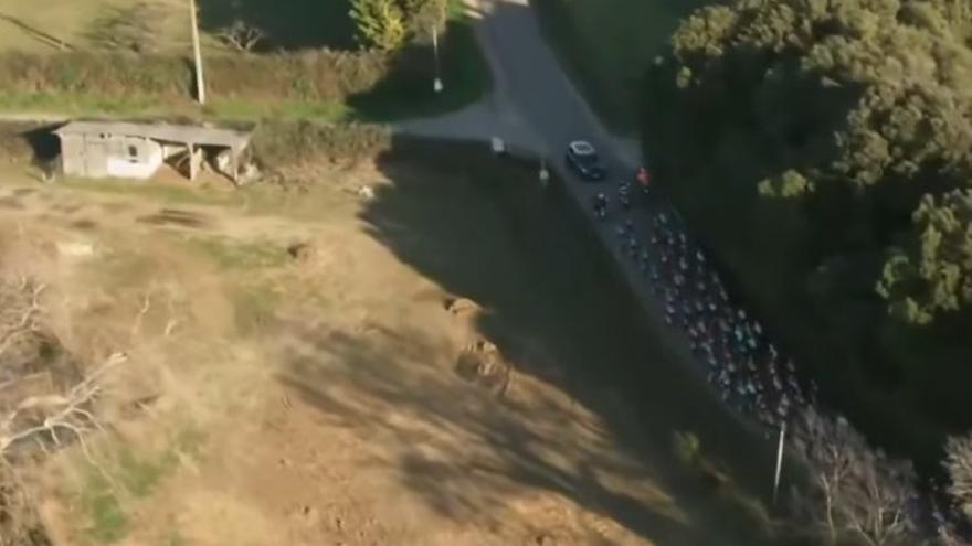 Un coche irrumpe en dirección contraria al pelotón.