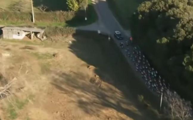 Un coche irrumpe en dirección contraria al pelotón.
