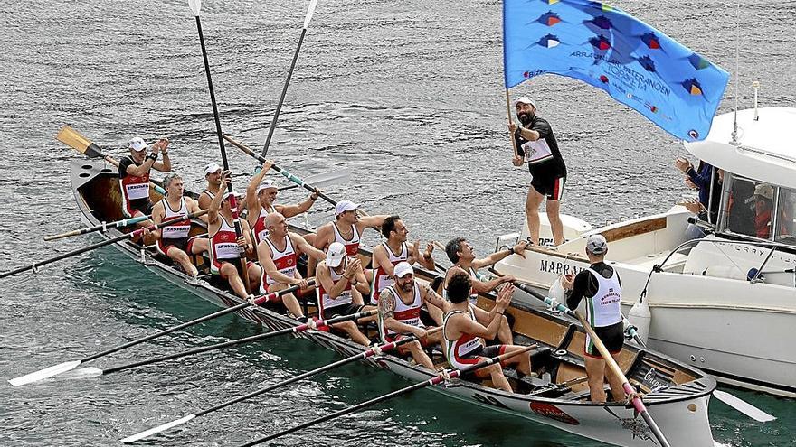 La trainera de veteranos de Mundaka celebra su triunfo en Bermeo.