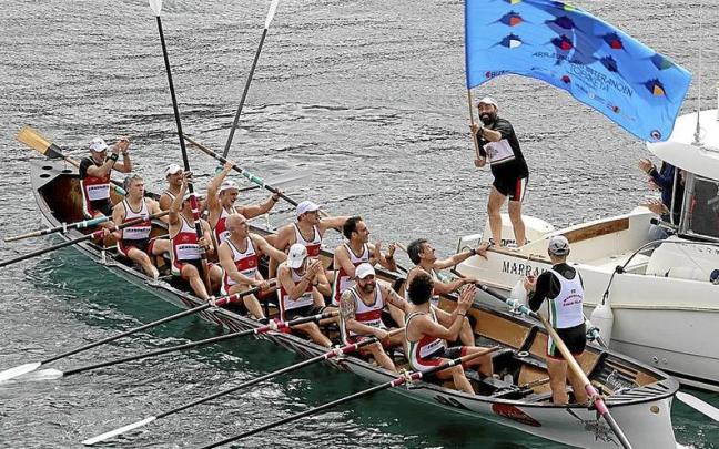 La trainera de veteranos de Mundaka celebra su triunfo en Bermeo. La trainera de veteranos de Mundaka celebra su triunfo en Bermeo.