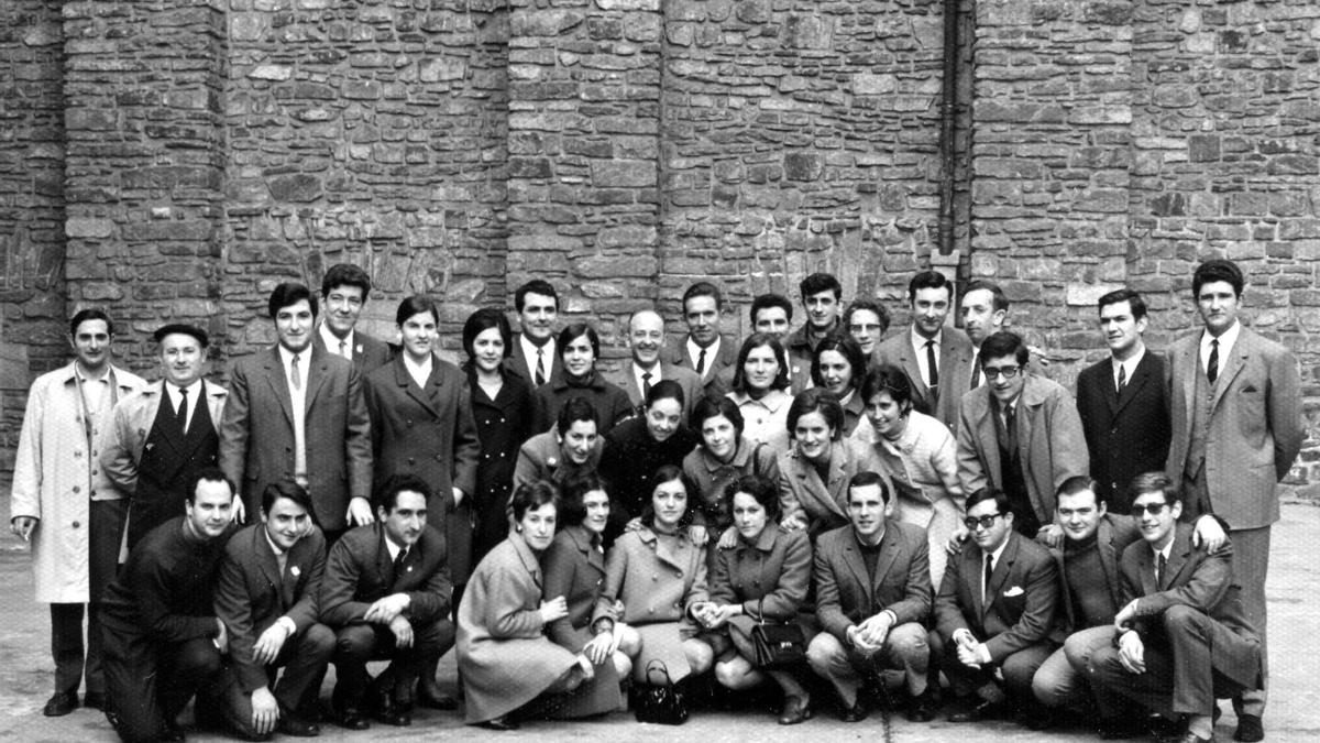 Oñati abesbatza en su año de estreno en 1966.