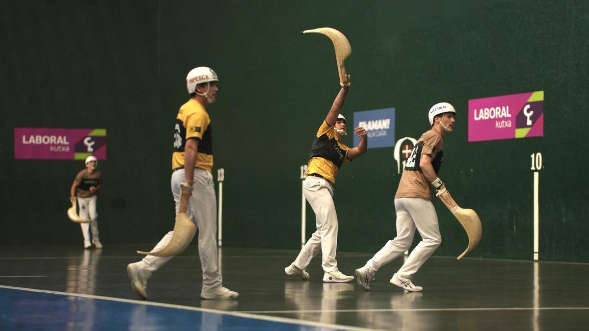 En imágenes: Aritz Erkiaga y Atain remontan ante Barandika-Ibarluzea en la jornada inaugural del Grand Slam de Markina-Xemein de cesta.