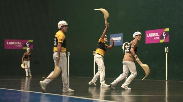 En imágenes: Aritz Erkiaga y Atain remontan ante Barandika-Ibarluzea en la jornada inaugural del Grand Slam de Markina-Xemein de cesta.