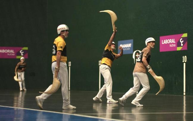 En imágenes: Aritz Erkiaga y Atain remontan ante Barandika-Ibarluzea en la jornada inaugural del Grand Slam de Markina-Xemein de cesta.