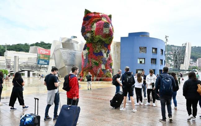 Turistas en los aledaños del Museo Guggenheim
