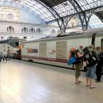 Viajeros tomando un tren en España