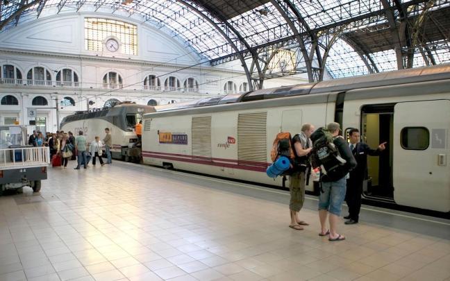 Viajeros tomando un tren en España