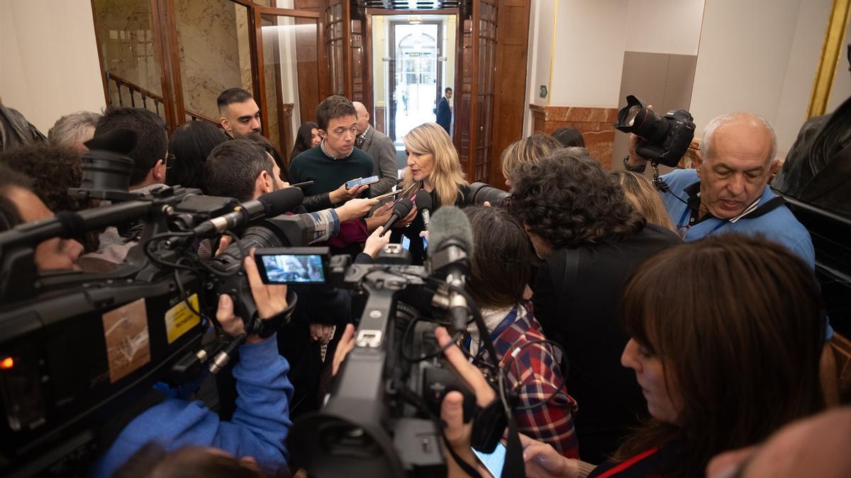 La vicepresidenta segunda y ministra de Trabajo, Yolanda Díaz, ofrece declaraciones a los medios a la salida de una sesión plenaria.