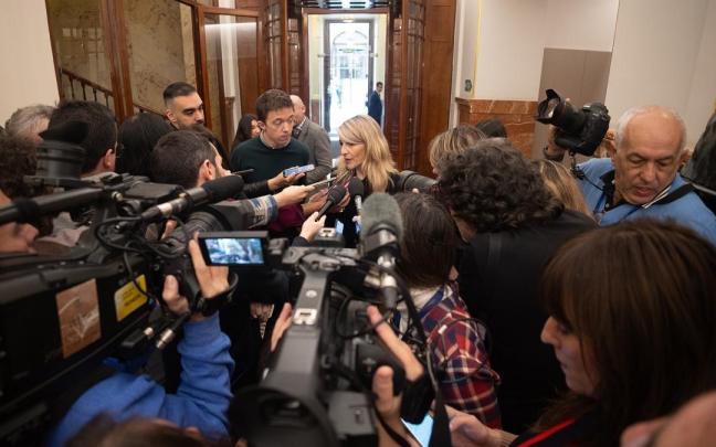 La vicepresidenta segunda y ministra de Trabajo, Yolanda Díaz, ofrece declaraciones a los medios a la salida de una sesión plenaria.