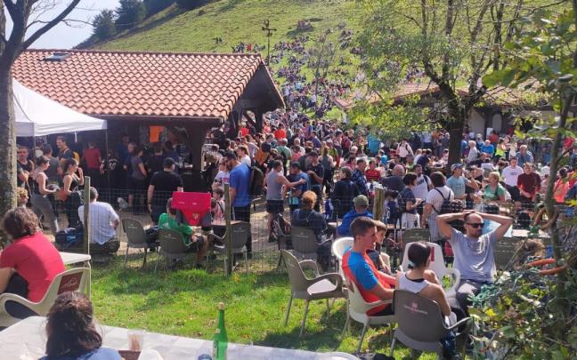 Zelatun ingurua, jendez gainezka, iraileko erromerietako batean.