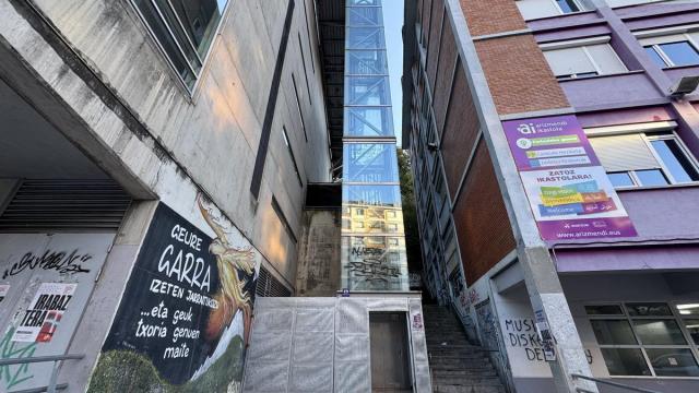El primero de los ascensores, que parte de Ferixaleku, comenzará su renovación este próximo lunes. Recientemente se han instalado cerramientos especiales para hacer frente a los ataques registrados, especialmente durante los días festi
