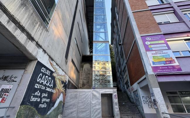 El primero de los ascensores, que parte de Ferixaleku, comenzará su renovación este próximo lunes. Recientemente se han instalado cerramientos especiales para hacer frente a los ataques registrados, especialmente durante los días festi