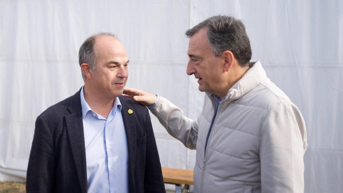 El secretario general de Junts, Jordi Turull, y el presidente del EBB, Aitor Esteban, en el Alderdi Eguna