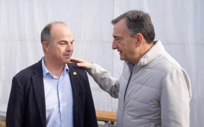 El secretario general de Junts, Jordi Turull, y el presidente del EBB, Aitor Esteban, en el Alderdi Eguna
