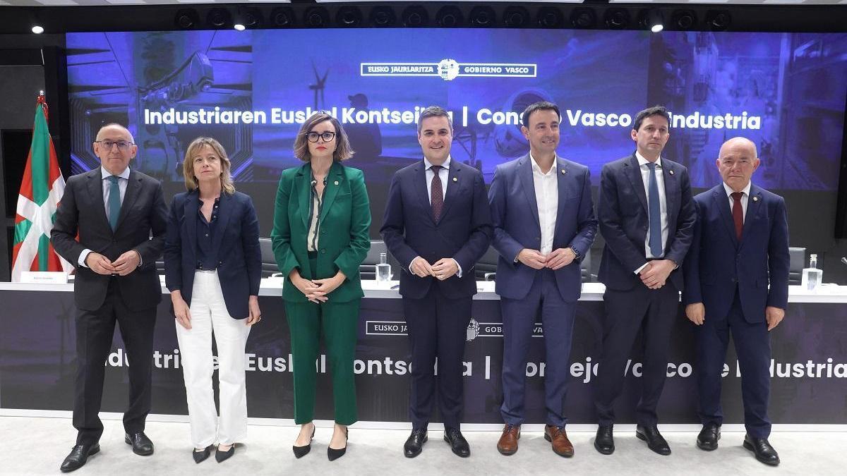 Mikel Jauregi y Elixabete Etxanobe en el centro, rodeados por el resto de representantes que han participado en el encuentro